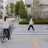 自転車 横断歩道の渡り方　乗ったまま進む前に確認したい歩行者優先ルール