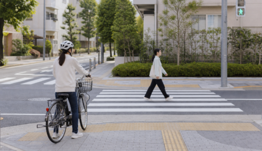 横断歩道の手前で停止し歩行者を優先する自転車利用者