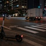 東京都北区でLUUP利用者が死亡　電動キックボード事故から考える交差点とヘルメット