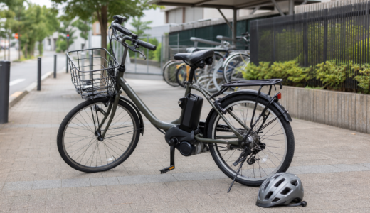 街中に安全に停めた電動アシスト自転車とヘルメット