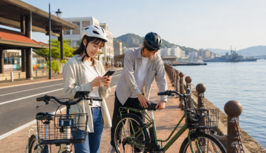 佐世保の港沿いでヘルメットを着用した利用者がレンタサイクルを借りる準備をしているイメージ