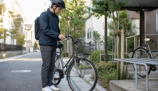 住宅街でヘルメットを着けた自転車利用者が出発前にブレーキを確認している様子