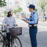 自転車を安全な場所に止めて警察官から交通ルールの説明を受ける利用者の様子