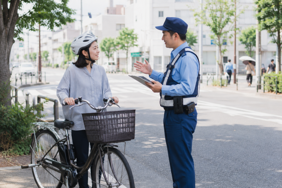 自転車を安全な場所に止めて警察官から交通ルールの説明を受ける利用者の様子