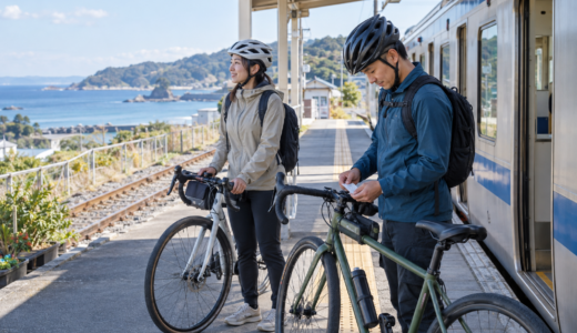 海に近い地方駅のホームでヘルメットを着用したサイクリストが自転車を押して列車を待つ浜通りサイクルトレインのイメージ